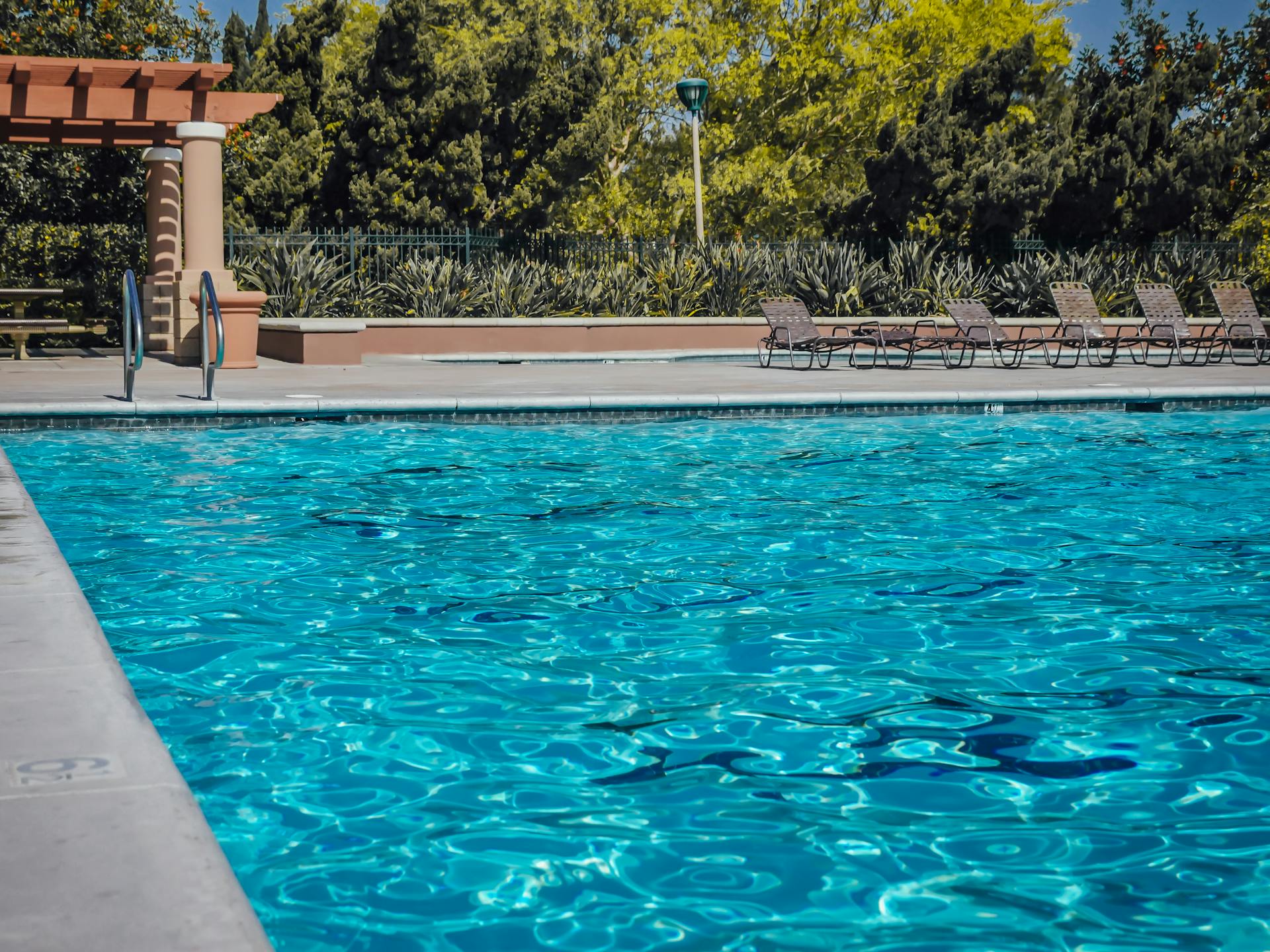 commercial pool builder